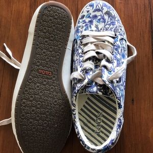 Taos casuals new size 9 (fits as 8)